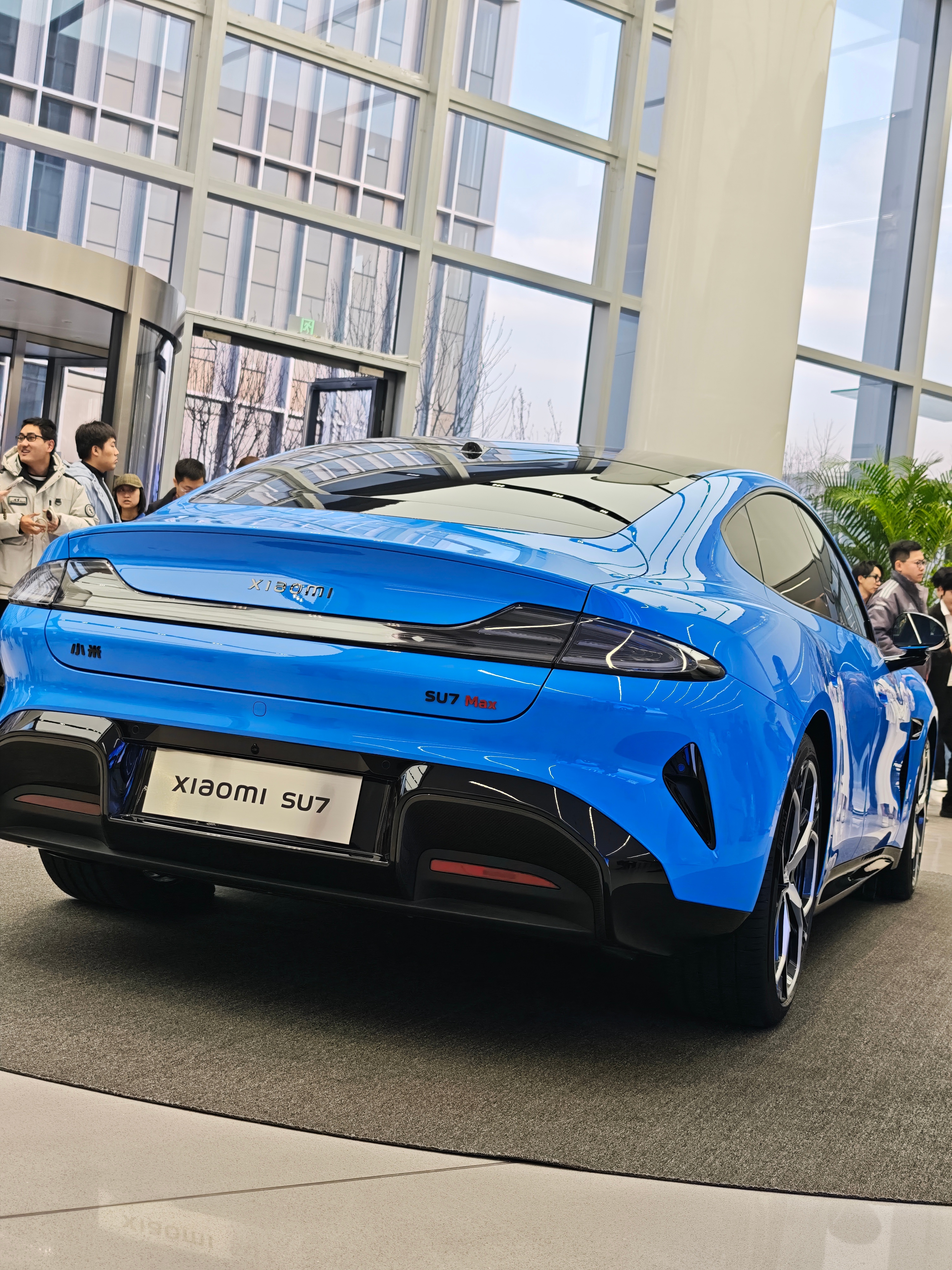 拍了几张新一代SU7 ，被黑化的“MI”Logo有点6这个车漆不是一般的高级，你