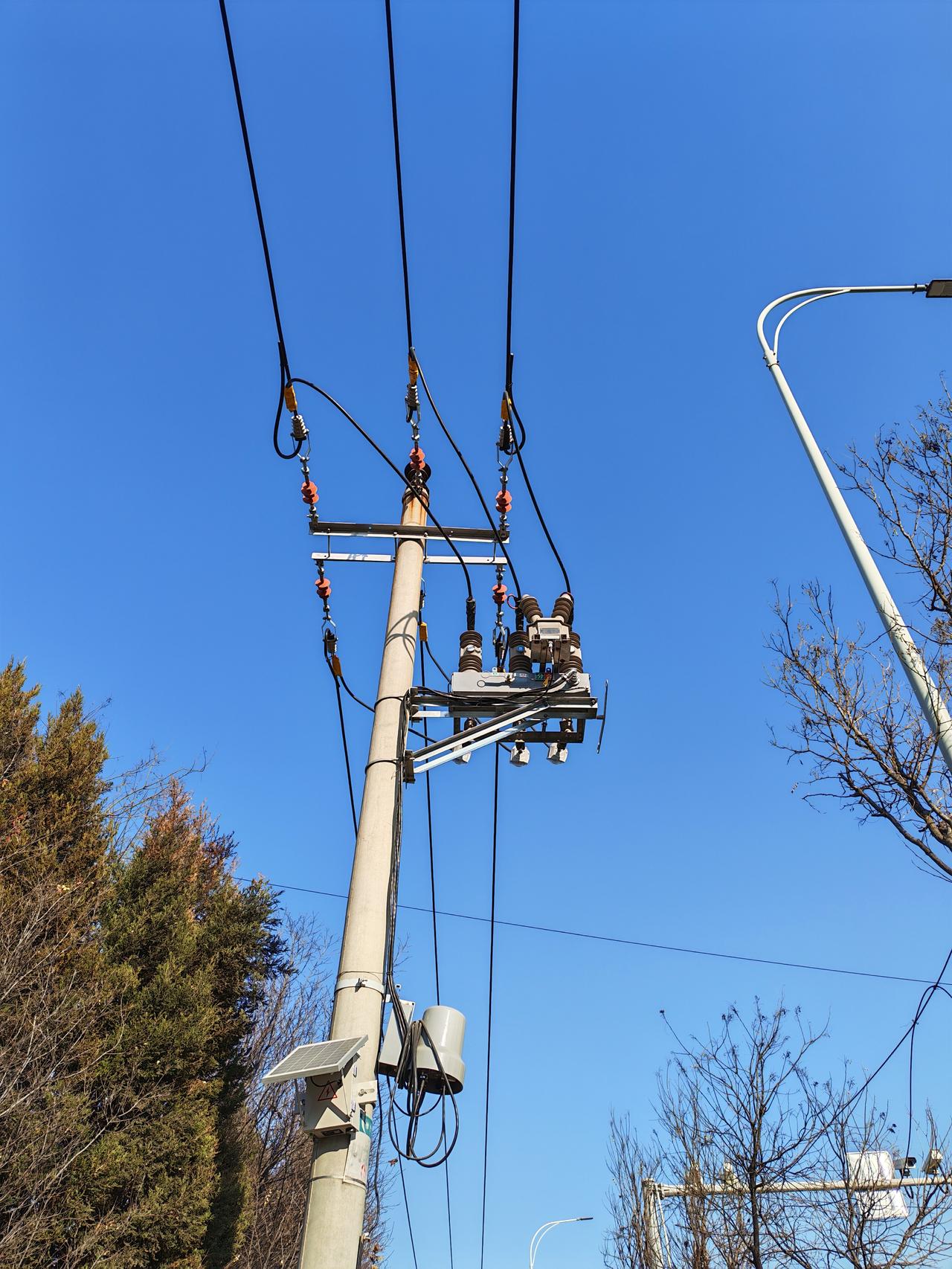 分享一下你随手拍下的照片不懂就问，电线杆上的设备是起啥作用的？