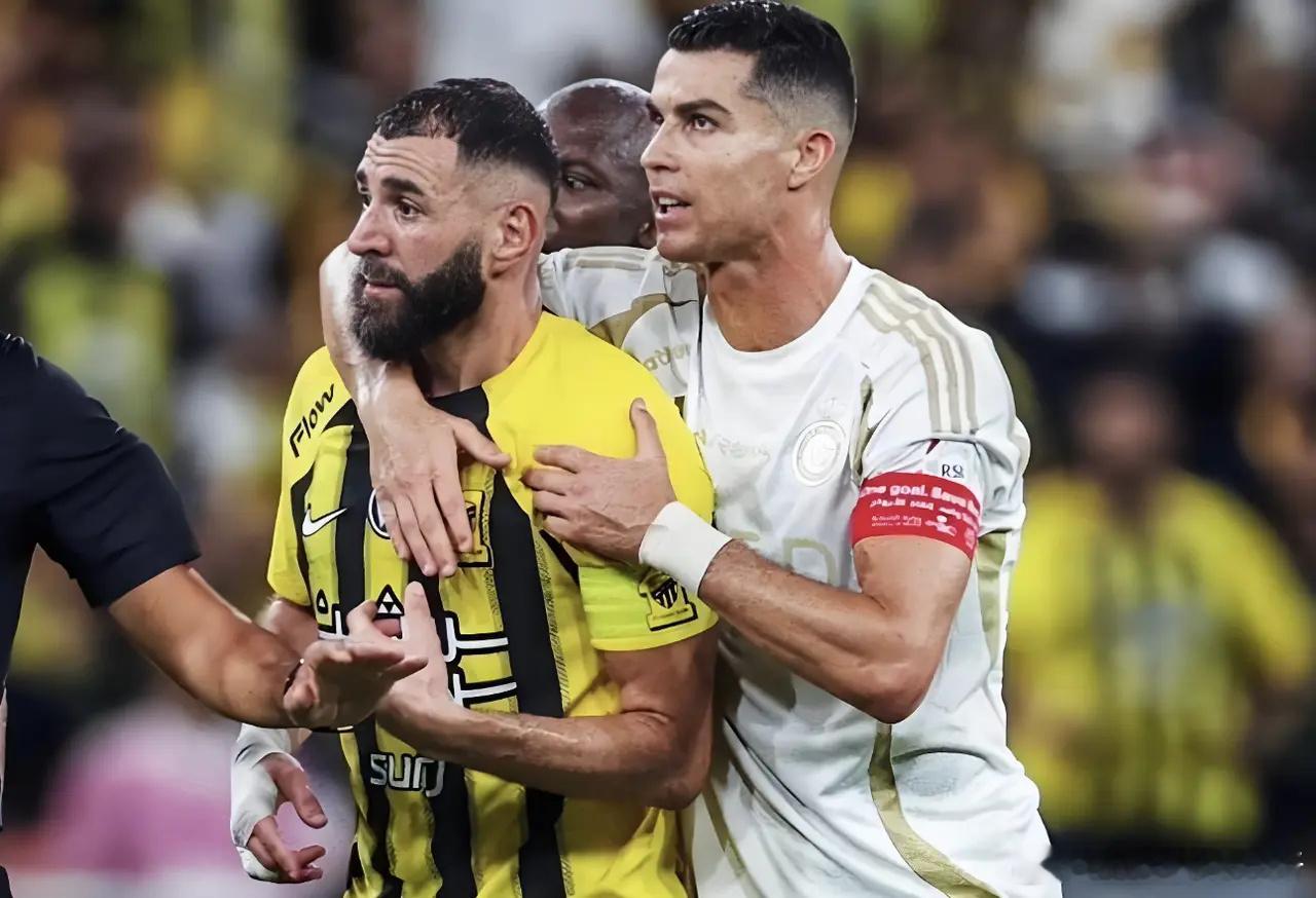 C罗彻底被激怒！曝38岁本泽马将转投利雅得新月 签下1年半合约根据多位名记及多家