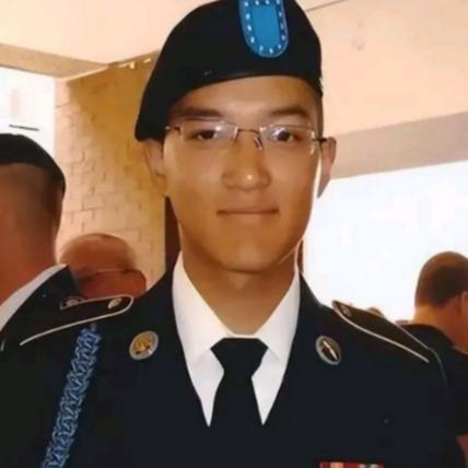 2011年，19岁的美国华裔青年不顾家人反对，坚持加入美军，却因为洗澡时忘关热水