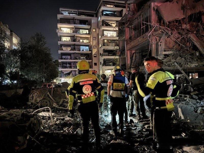希伯来媒体 Maariv 报道称，伊朗的导弹击中了以色列安全局一名高级指挥官的家
