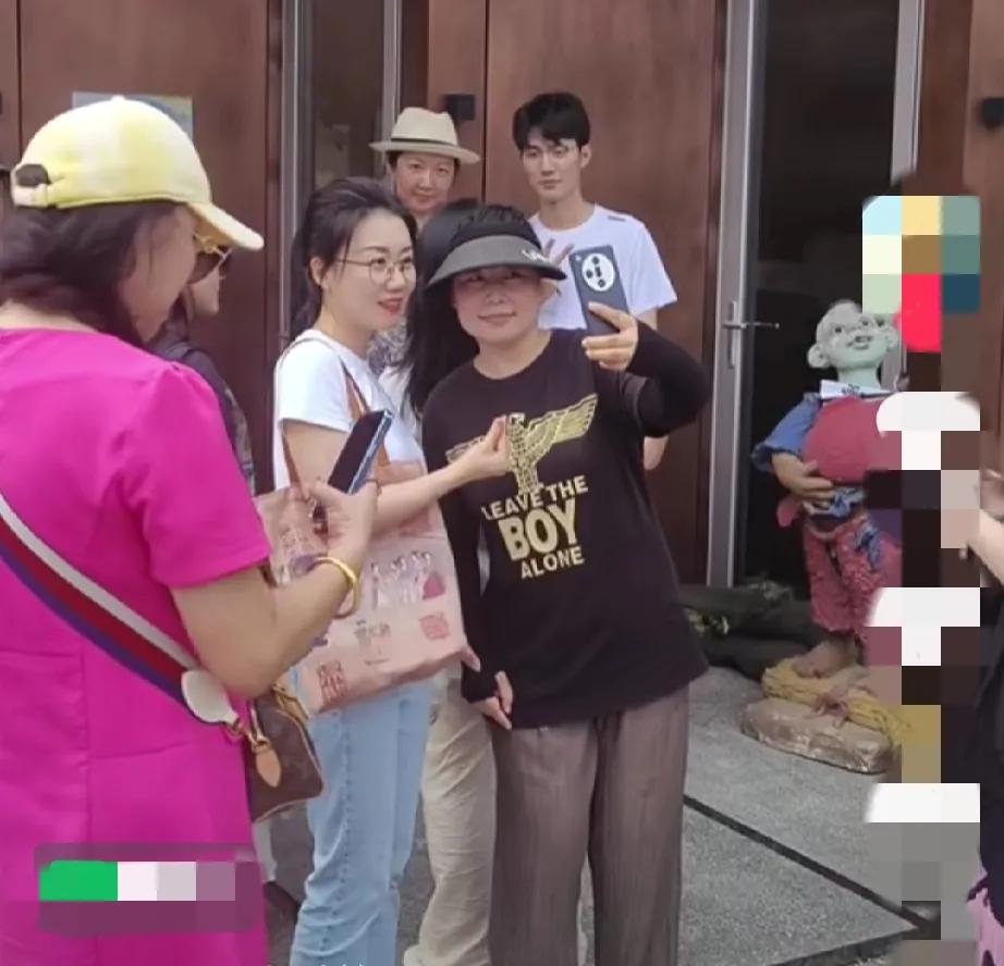 大家发现没？

潇潇和鹏鹏即使穿着简单，

也依然有一种腹有诗书气自华的感觉，
