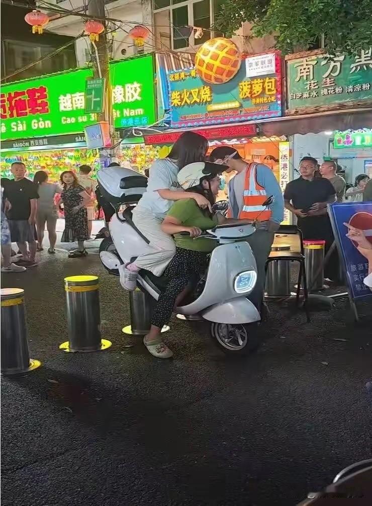 周围人都看过来了，好尴尬啊[捂脸]