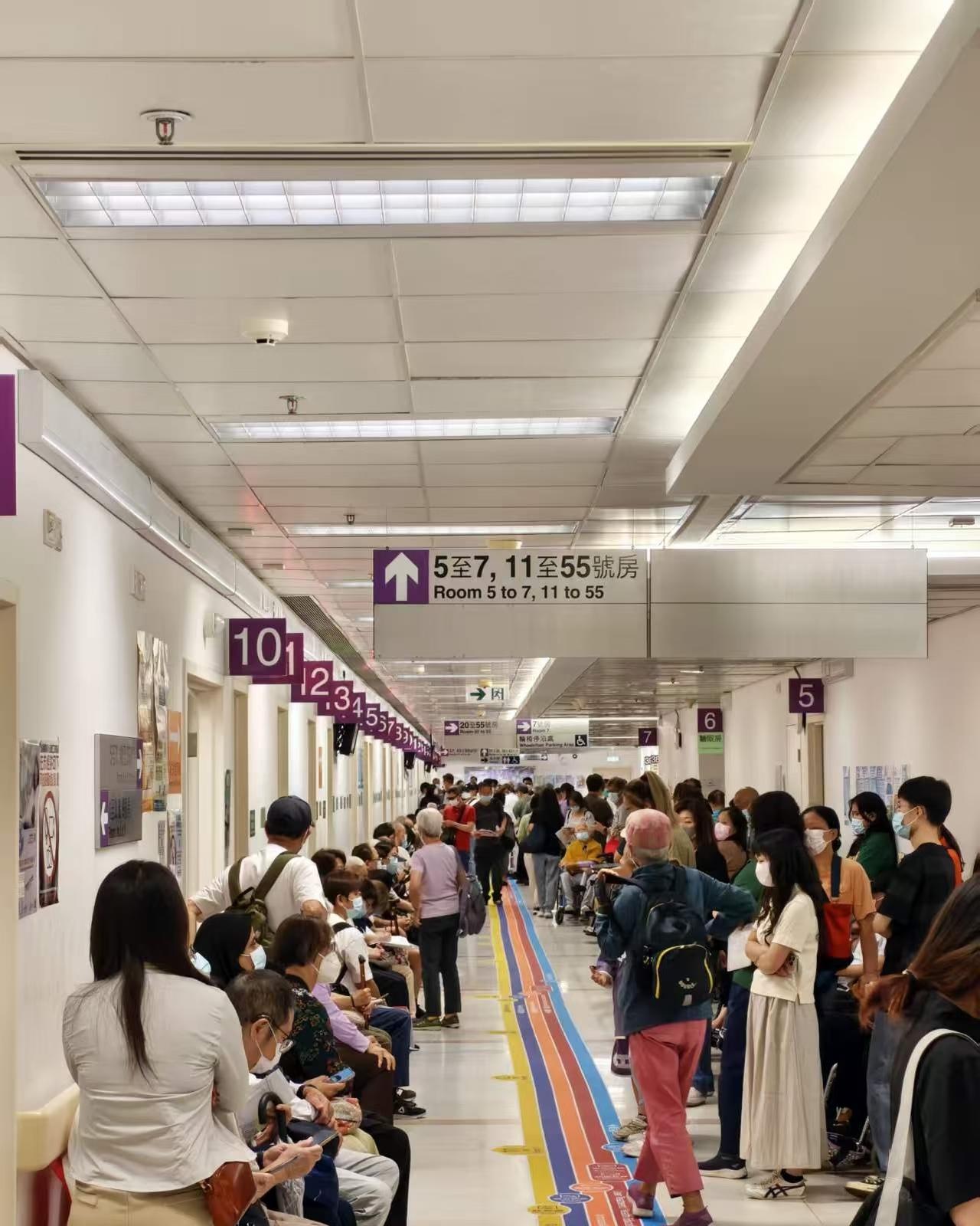 HK公立医院
急症250蚊等左四個几鐘，自己想下什麼感受想問有飲水機嗎，找了一圈