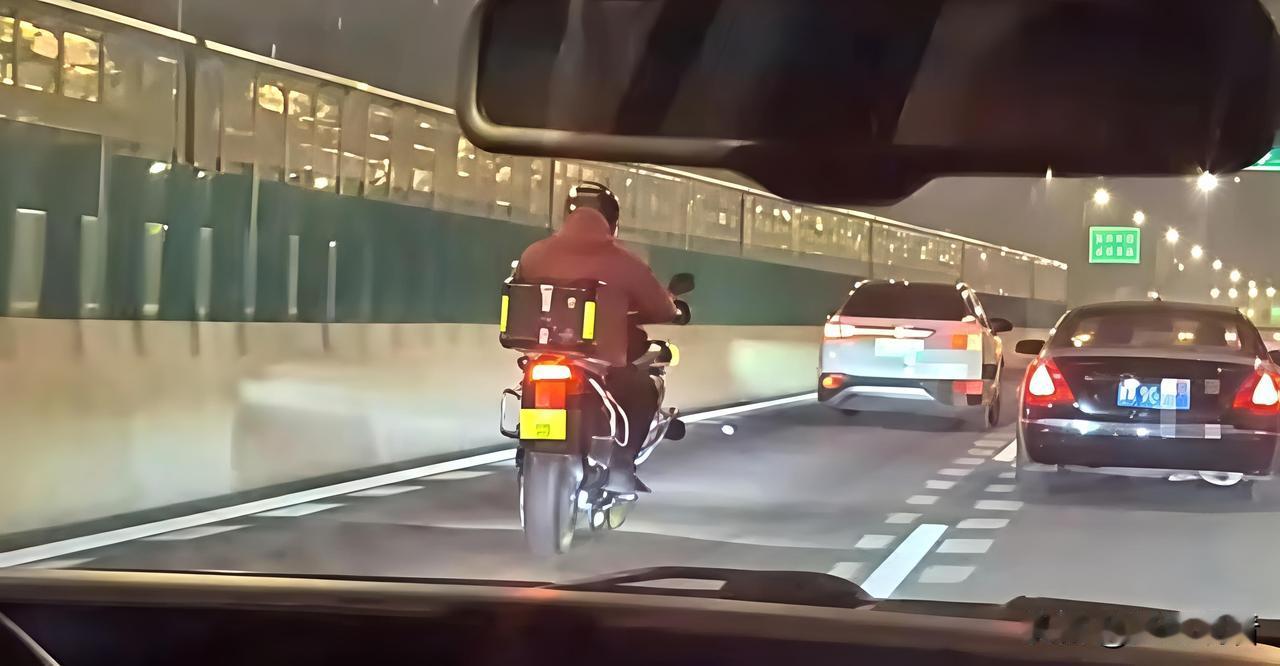 上班赶时间也不能拿安全当儿戏啊！
 
扬州江广快速路最近查了个“惯犯”司机李某某