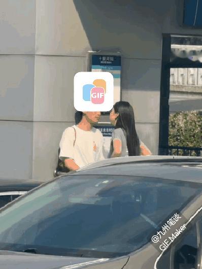 周瑜打黄盖，一个愿打一个愿挨？还是长期的挨打已经被驯服？大庭广众之下，这样对男朋