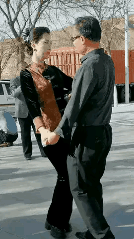 这一场广场舞是不是跳得有点别开生面
美女好象不情愿跟大爷两个拥在一起跳，全程没有