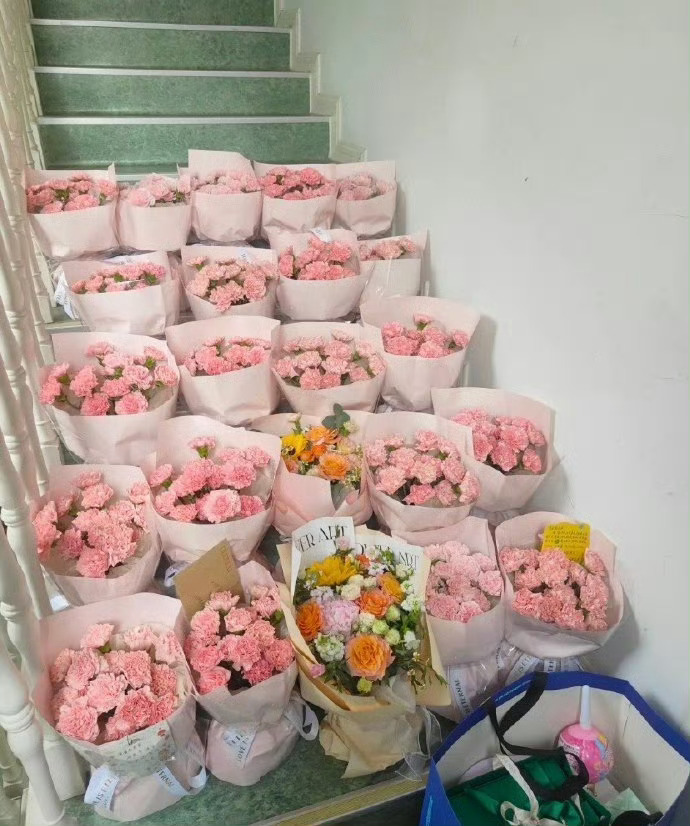 “爸爸给全班妈妈都送了花” 