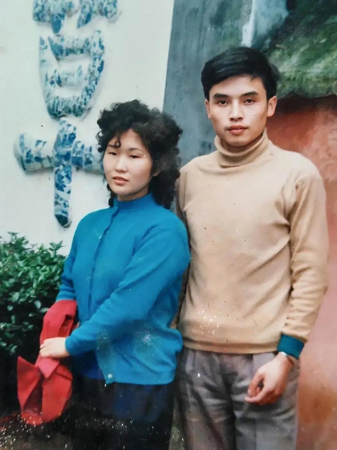 成都，杜甫草堂，相隔41年后，一对夫妻在同一个地方的两张照片，让人感慨万千。

