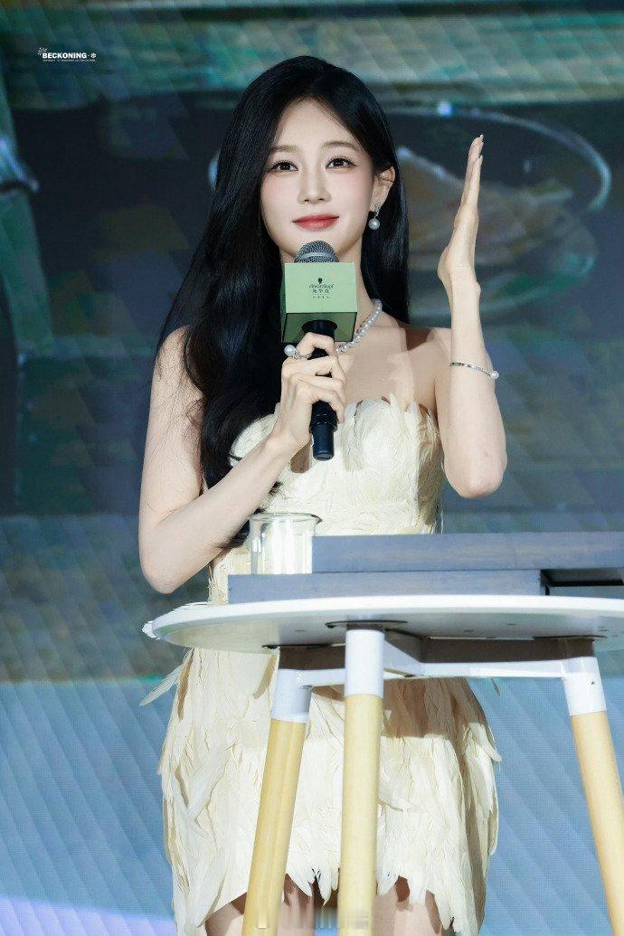李一桐抹胸羽毛裙一袭白羽落肩头！李一桐抹胸羽毛裙造型仙气十足，灵动轻盈，生图的颜