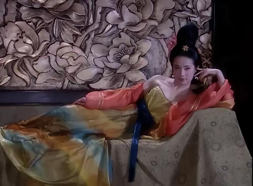 626 年，李世民强占了嫂嫂玳姬，玳姬日夜咒骂他。李世民大怒，将她秘密囚禁。便在