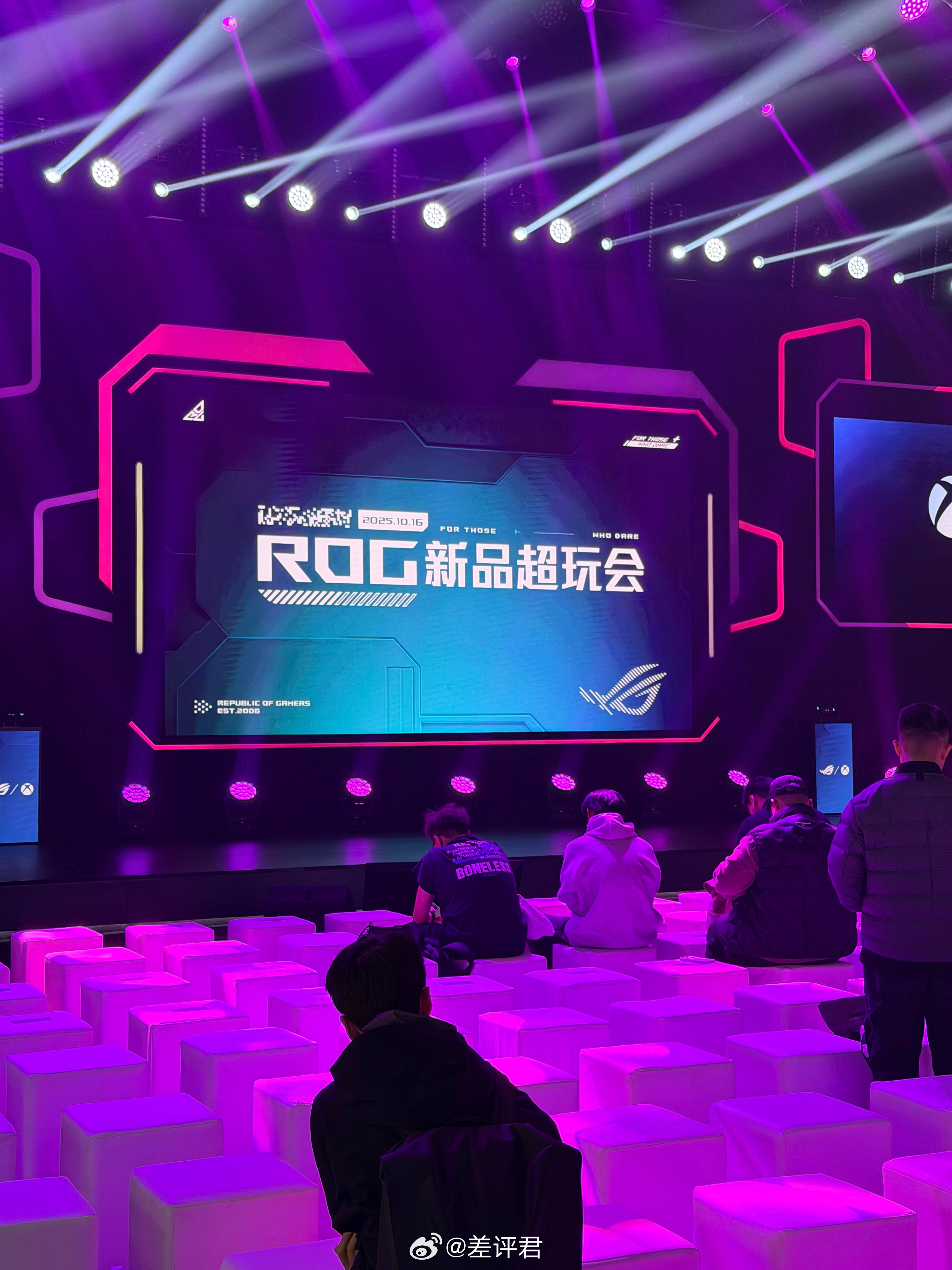 #差评在现场# ROG刚刚在自家新品超玩会上发布了一系列新品。当家的就是和微软联