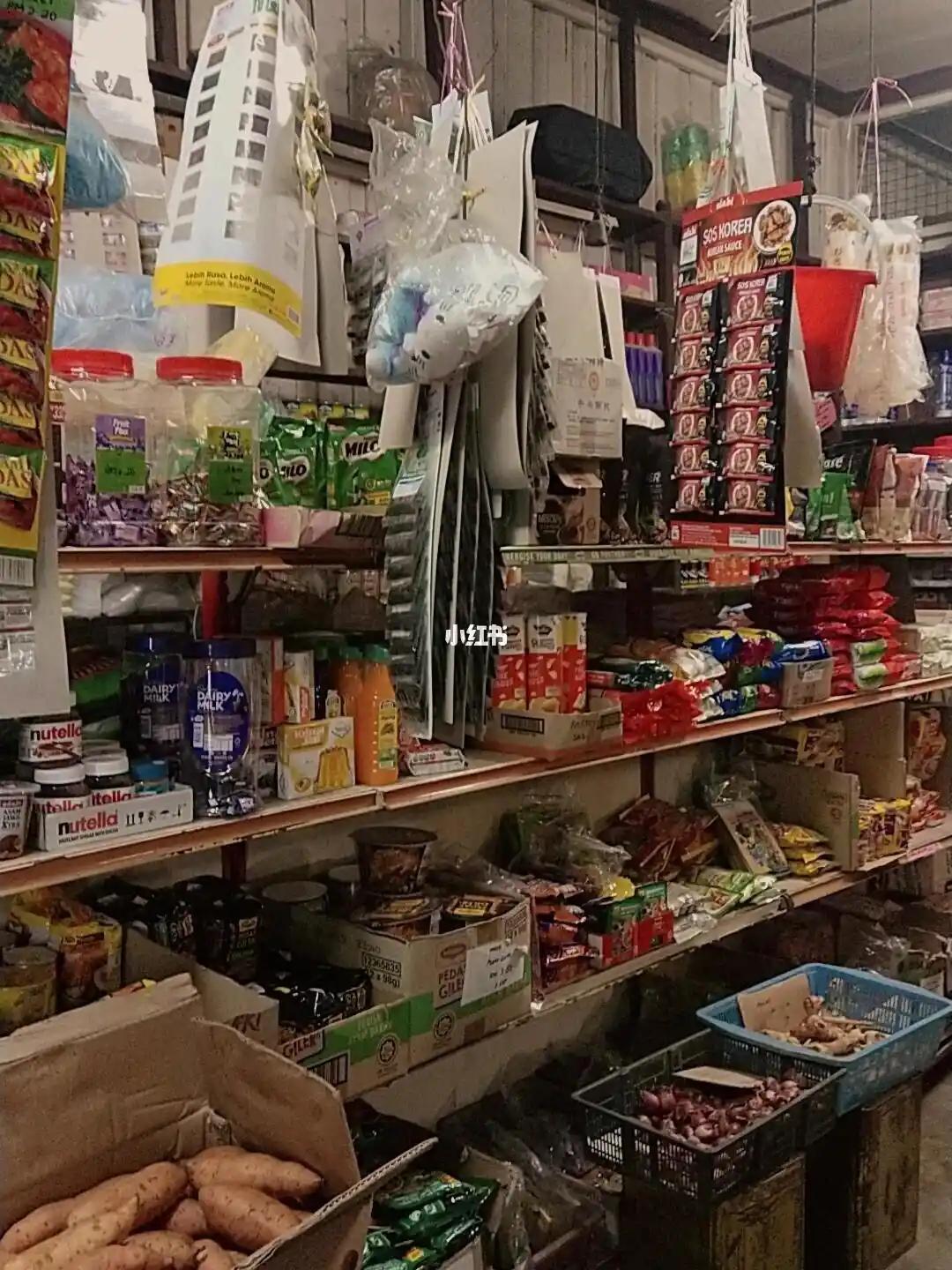 小区门口的杂货铺，店主是位中年妇女，白白胖胖，身姿富态，足金的耳环、项链、戒指，