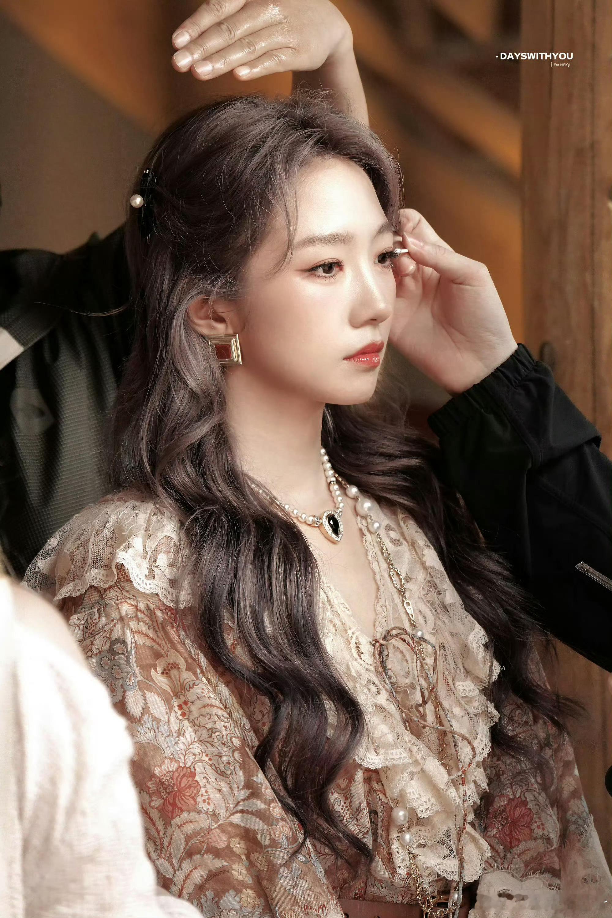 孟美岐解约乐华的第一个活动是到期不续啦不是解约美美嘟 