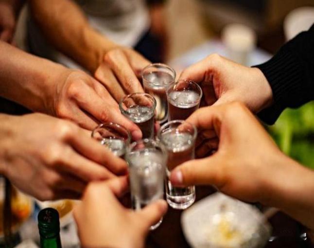 “00后给公司领导上了一课！”江苏一00后女生在入职第一天，便被领导要求去陪酒，