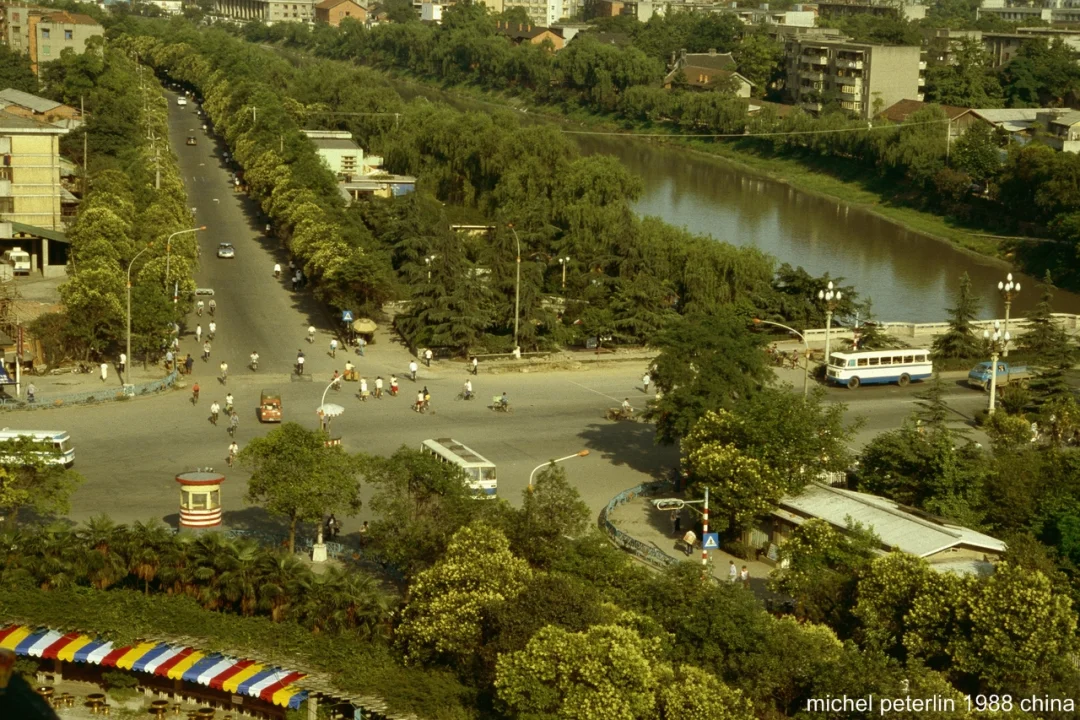 1988年成都街景，烟火气很浓。摄影:Michel Peterlin