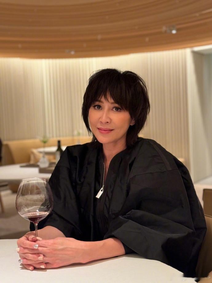 #刘嘉玲晒与梁朝伟巴黎合照#刘嘉玲晒与梁朝伟巴黎合照，两人的爱情在照片中被定格了