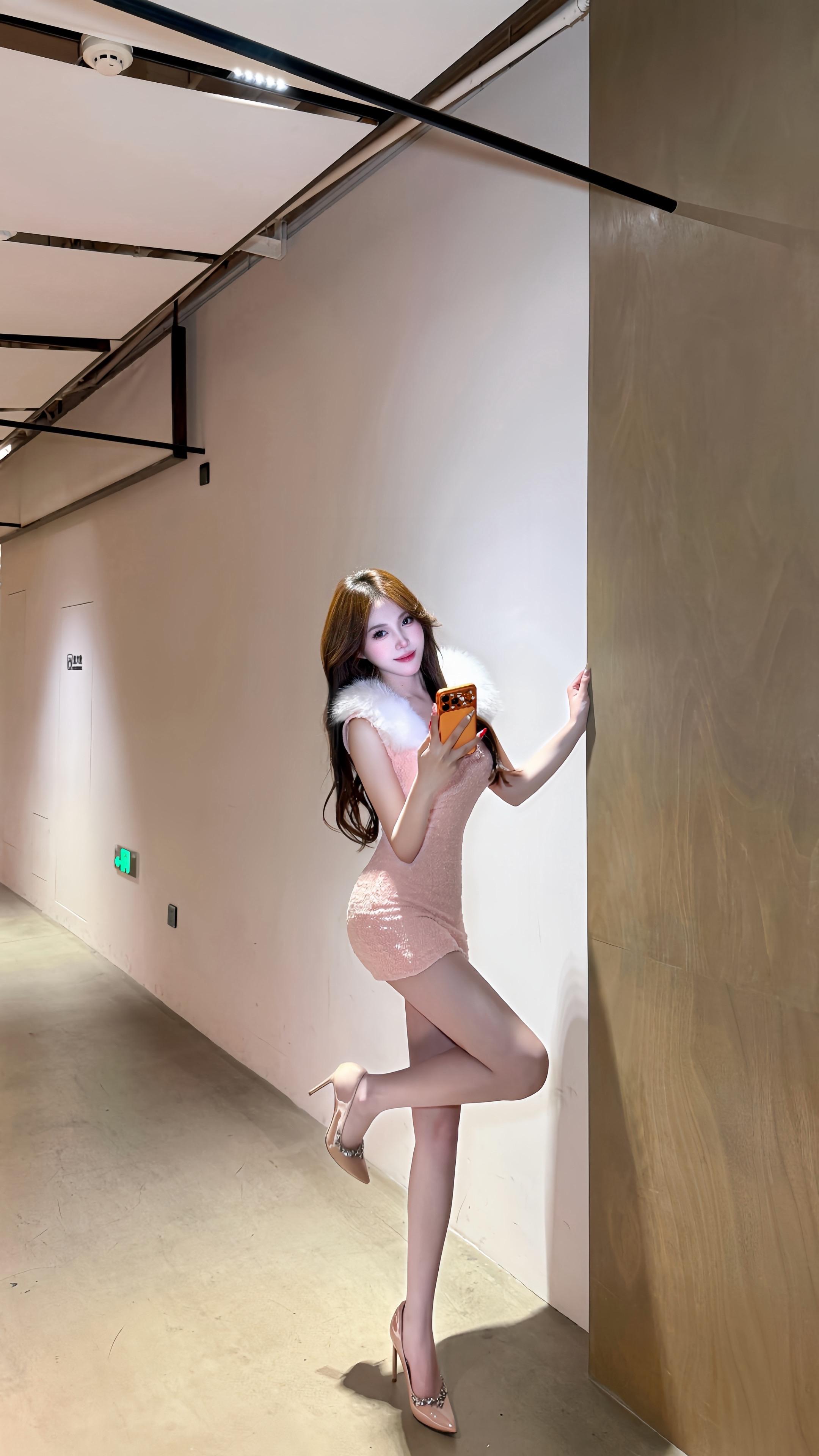 你先别说看不上我 我穿上高跟鞋根本看不见你