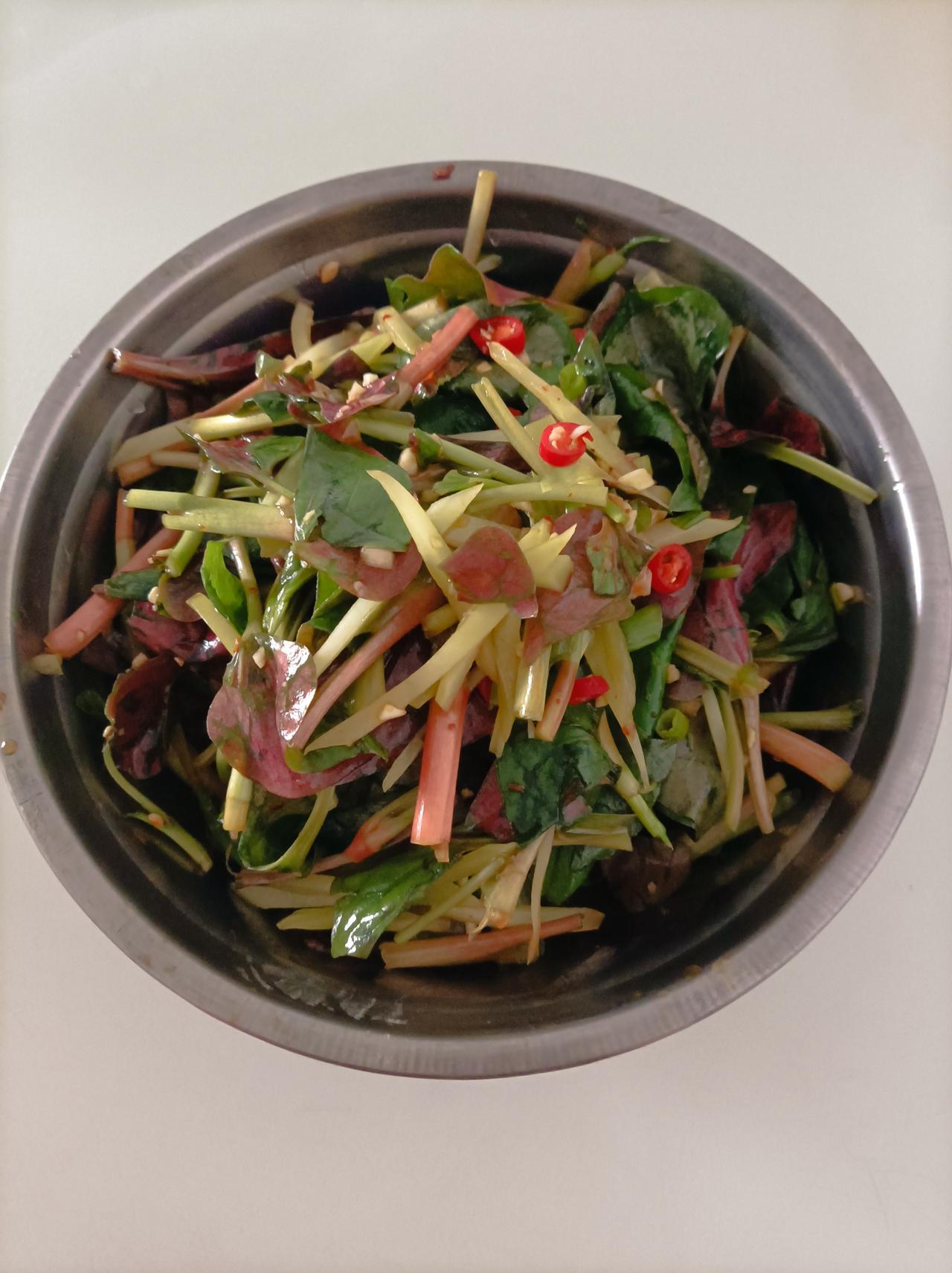 新年爱好打卡新年在家做点好吃的，昨天晚上做了鱼腥草凉拌菜，我儿媳妇最喜欢吃！[呲