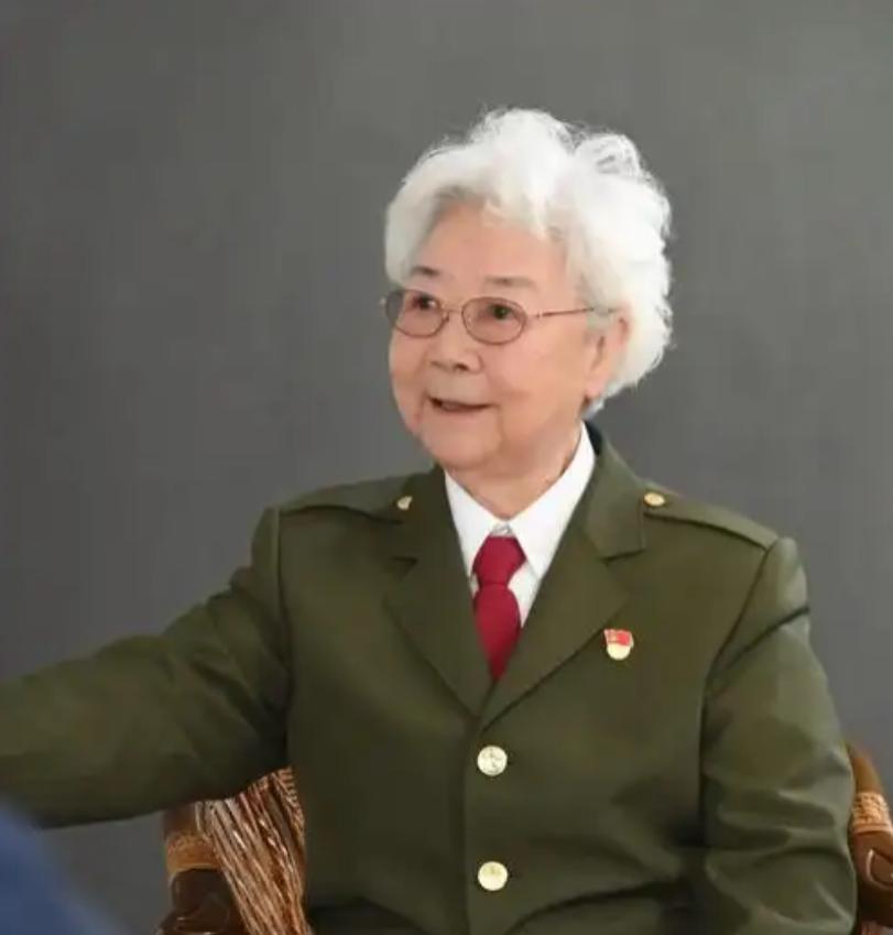 拿着每月三万块离休金的87岁老艺术家，本该在家含饴弄孙，结果却被人发现偷偷跑到影