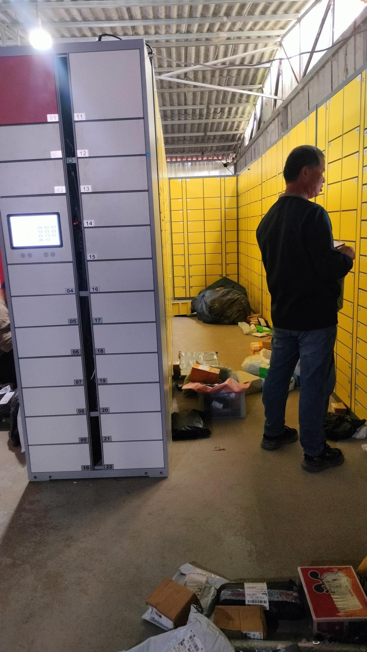 我们街上的菜鸟驿站，也升级为智能锁快递箱了。前阵子刷到条友分享这事，我还心想着，