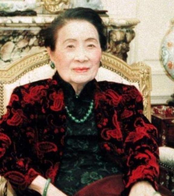 蒋介石私生活有多混乱？贴身秘书晚年才敢说破，宋美龄的做法绝了。蒋介石天性风流，虽