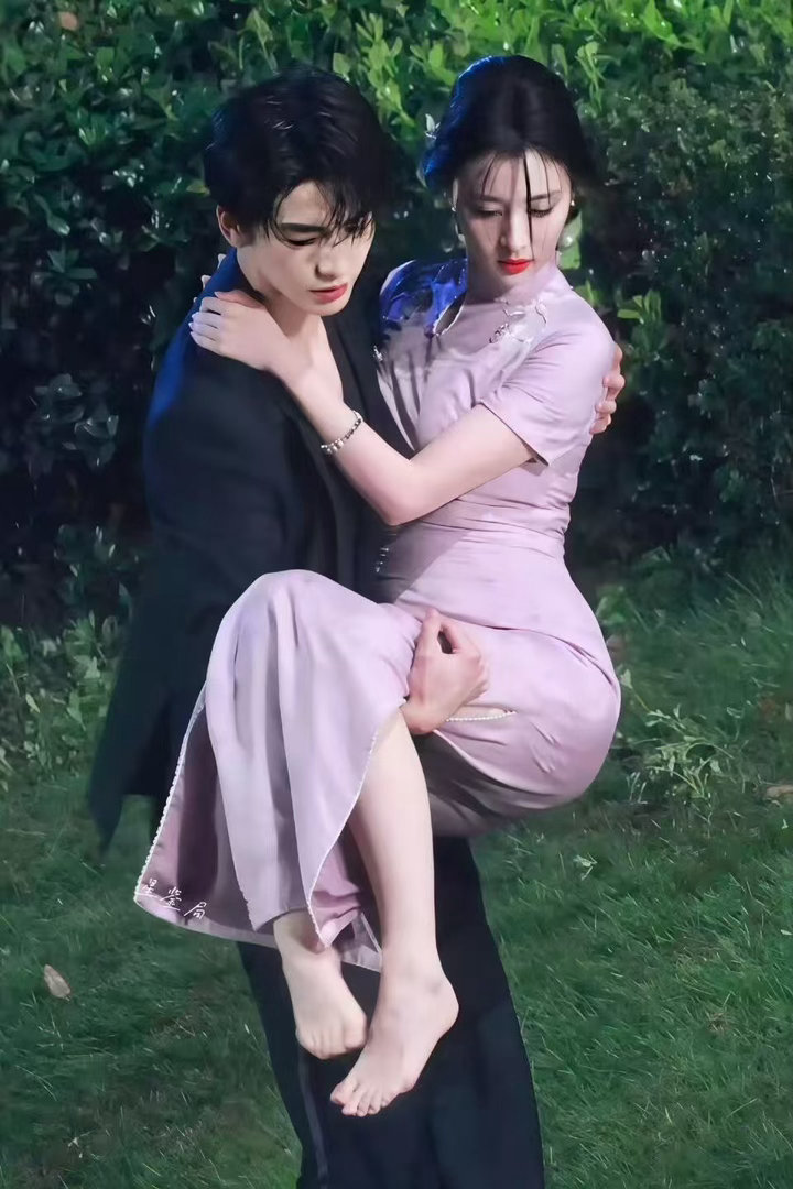 王楚然说最喜欢张凌赫旗袍抱造型这一秒过火 慕容清峄把素素从水中拉起一把护在怀里的