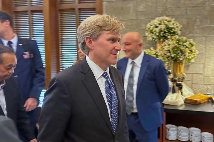 最新，美国国防部副部长科尔比刚刚在电话会议上告诉记者，美国军队不再为政权更迭而调