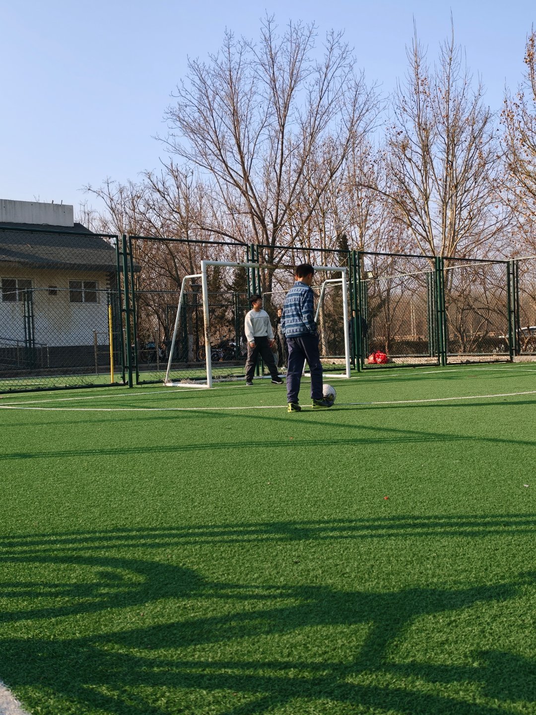 小时候没有球场，也没有球鞋，一堆人挤在黄土空地上，穿着凉鞋甚至光着脚瞎踢。现在有