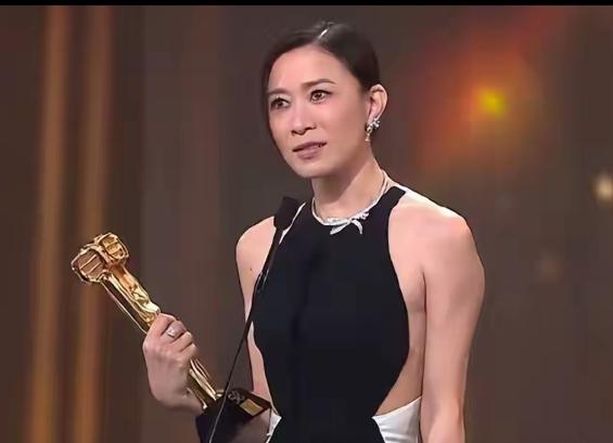 香港演员佘诗曼50岁了，身家过亿，还四封视后，让人料想不到的是她却是一个不婚主义