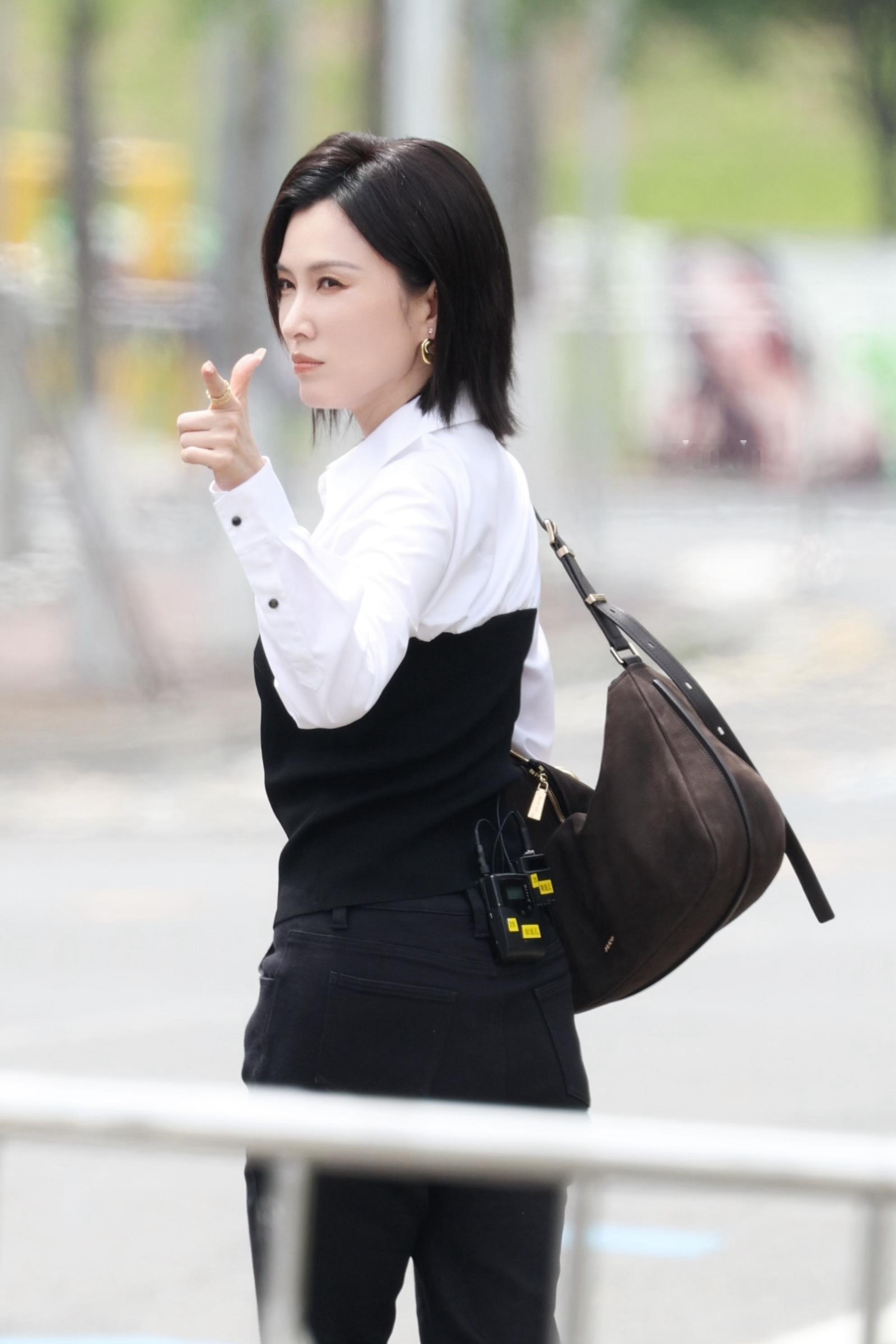 这还是前几天的徐洁儿吗 之前还是金色的发色，现在已经变成了黑色的短发，这还是前几