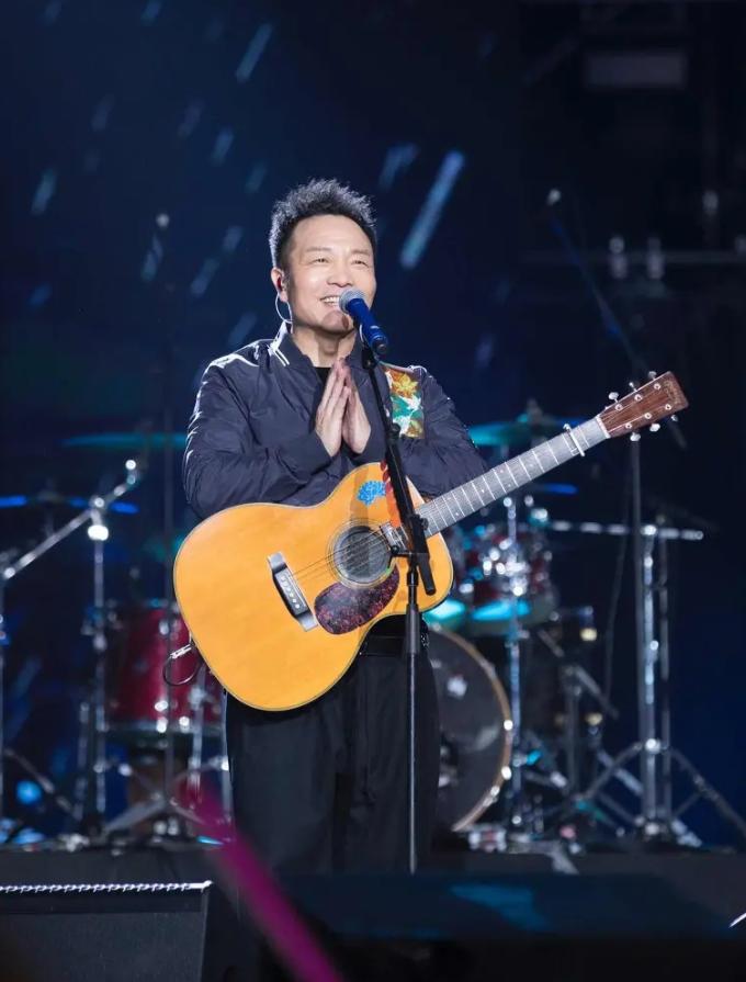 1995年，田震对许巍说：“我想买你一首歌，多少钱都行！”许巍却说：“我的歌你随