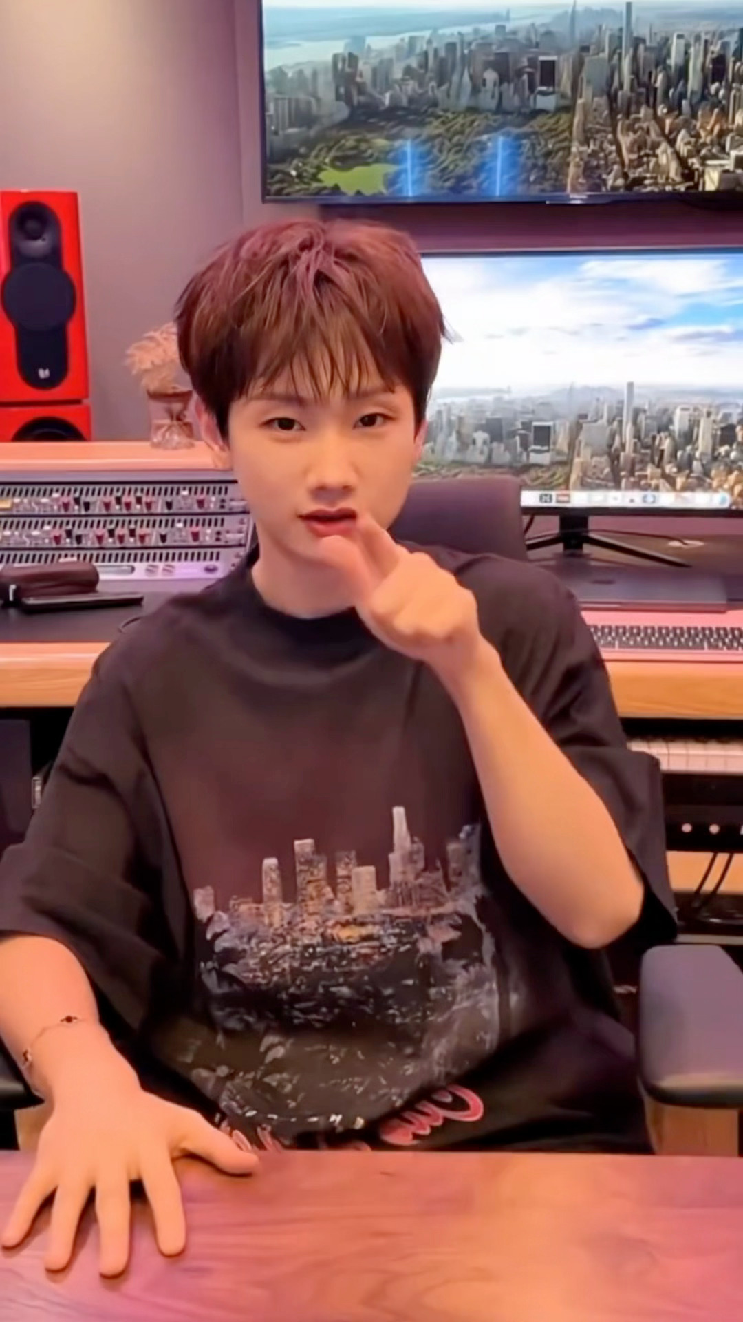 🎵信息量真的爆炸了…哥哥要做就做最惊喜的 是他的风格鸟巢做的精华版u盘  杭州