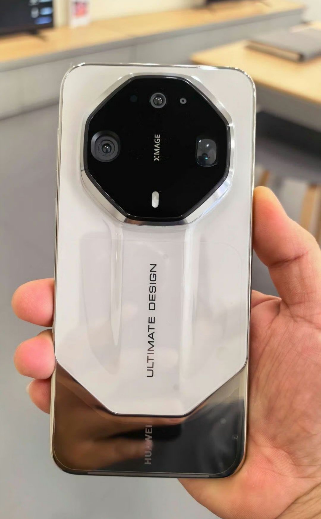 华为Mate90系列真机外观，我喜欢白色的非凡大师和黑色的Pro Max，华为这