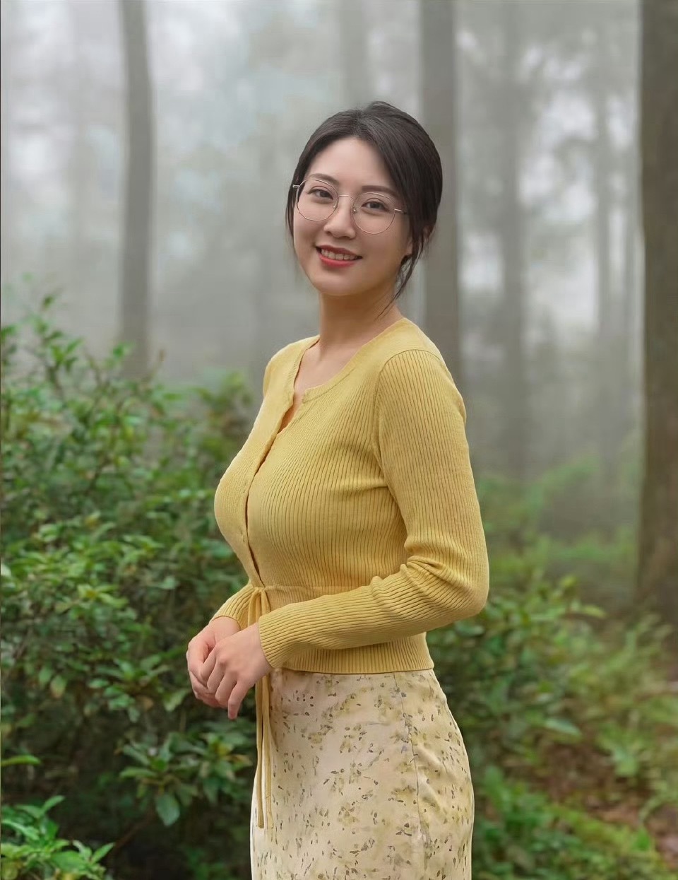 兄弟们，是不是对这种戴眼镜的女生毫无抵抗力？
