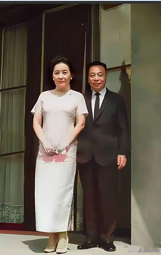 这张照片中的两人虽然表面看起来其乐融融，其实内行人都知道，这对名义上的母子，早就