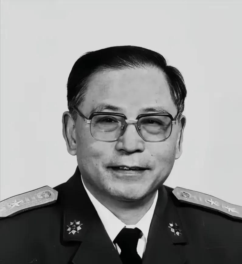 1950年，粟裕办公室的门，突然被撞开了，来人竟然是李克农。四目相对，他一字一顿