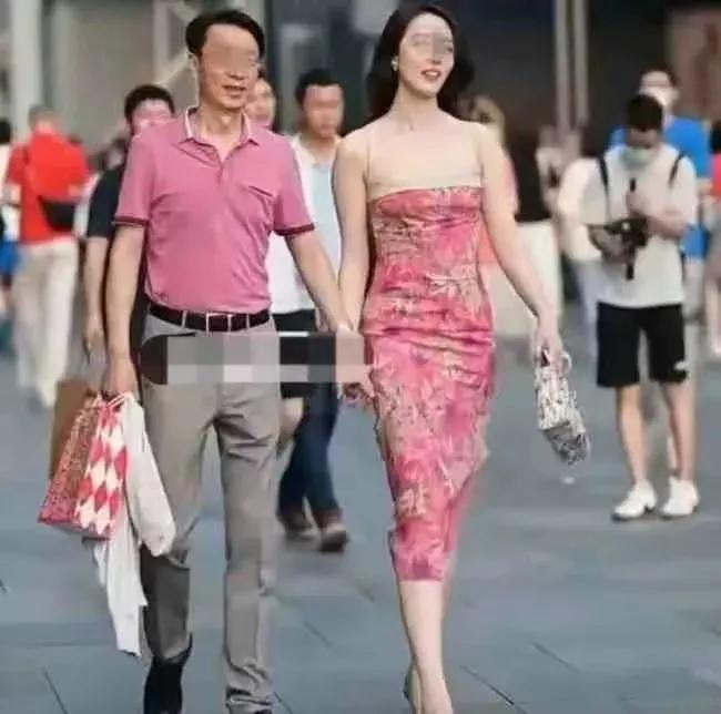 一条男女牵手逛街的新闻迅速冲上热搜。在这条新闻中，一个身材高挑穿着粉色衣服的女人