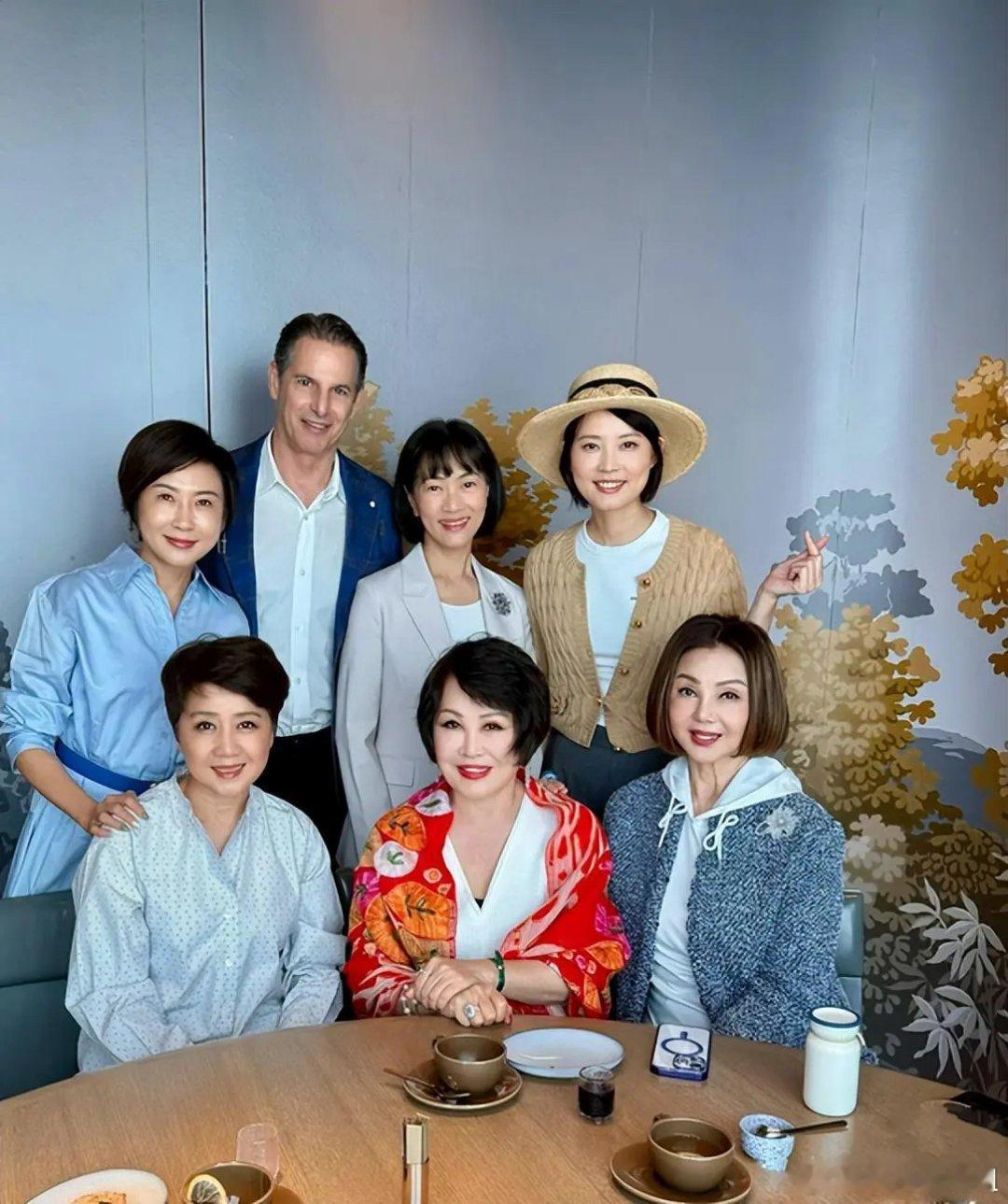 奚梦瑶婆婆四太和谢玲玲聚餐了，64岁状态超好，白头发似乎又多了一些，不过她发量是