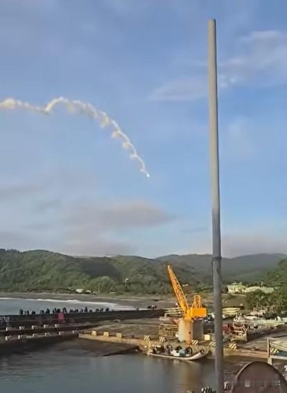 台军又一次导弹试射失败。从台媒报道来看，尽管没造成人员伤亡，但把当地居民吓得够呛