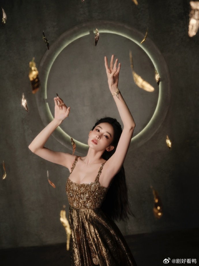 娜扎 人间维纳斯 谁懂啊！娜扎红毯造型直接封神😭鎏金开叉长裙尽显完美身段，长腿