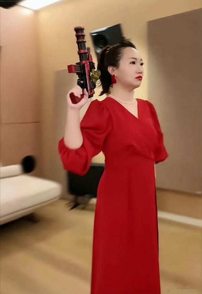 麦琳开工了，黑红也是红，之前麦琳因为“熏鸡”被全网嘲，转头穿着一样的衣服拿着熏鸡