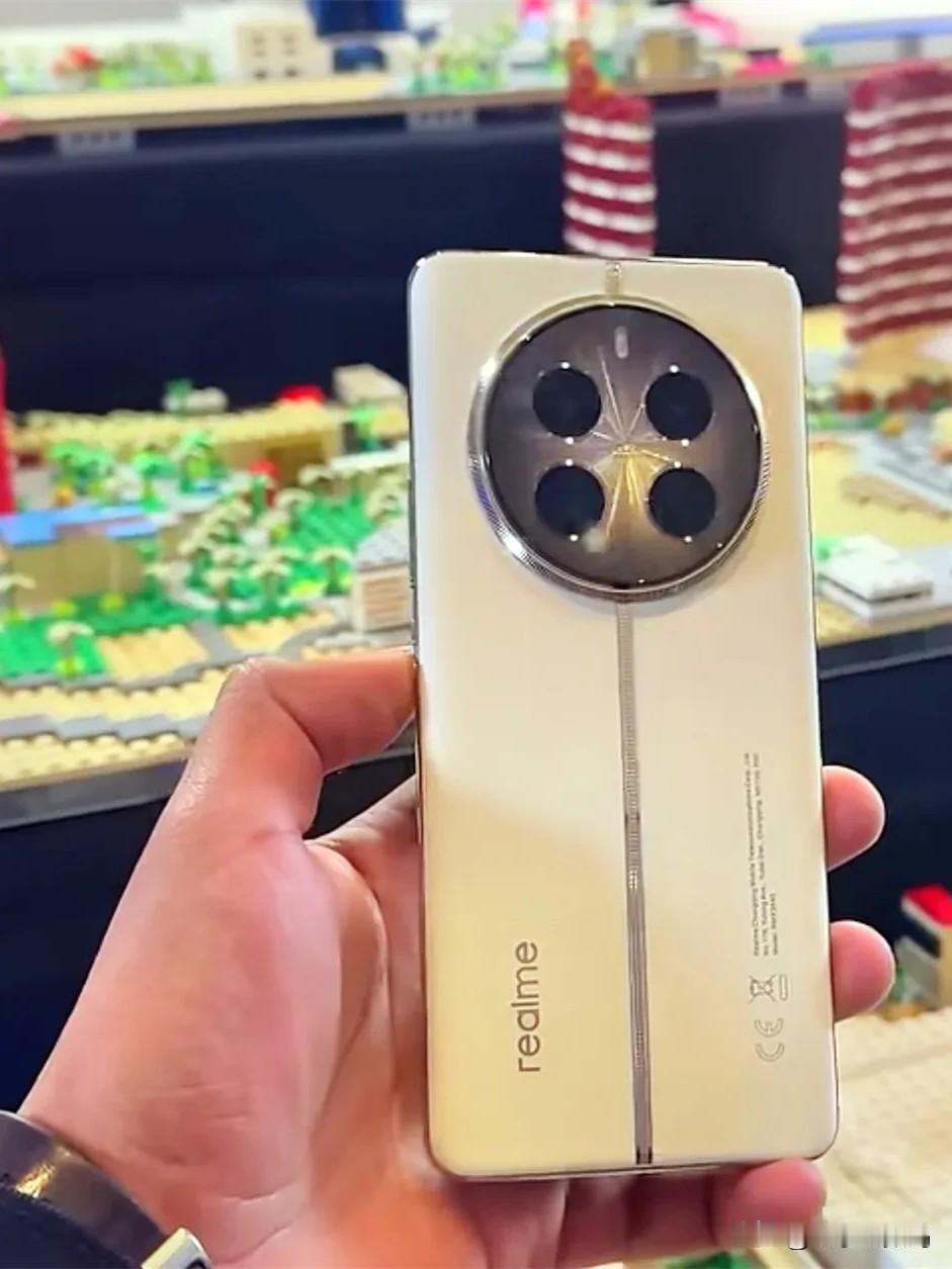 真我12 Pro系列终于官宣了，中端机中的影像旗舰？
超大杯将会搭载 50MP 