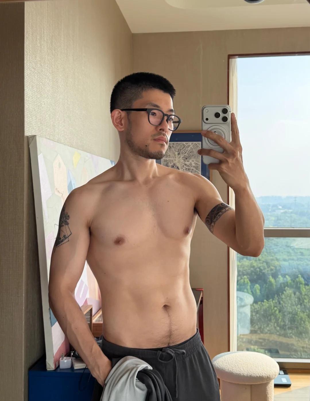 今天没健但是自拍了
ootd