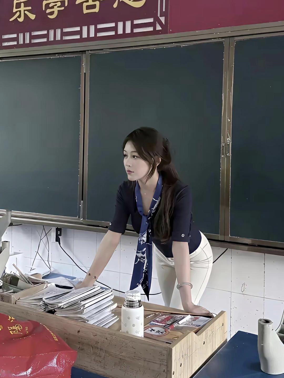 对面这样颜值的
班主任？[流泪]