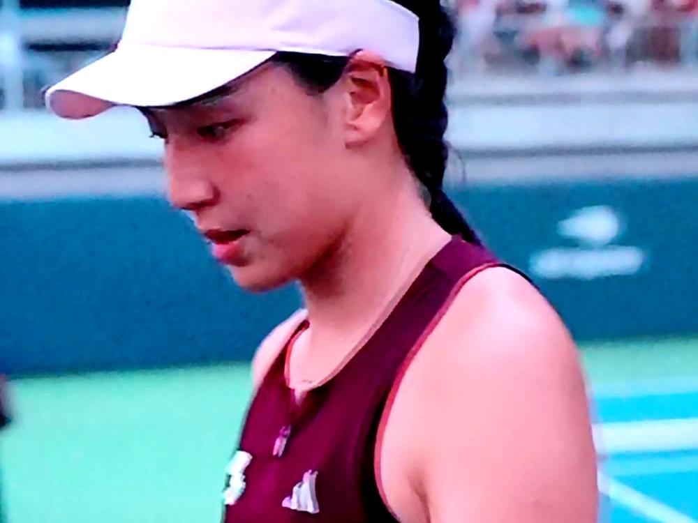 底线那头，球童蹲着发愁，最怕的不是捡球，是等郑钦文挑三四颗，掂一掂再发；换到王欣