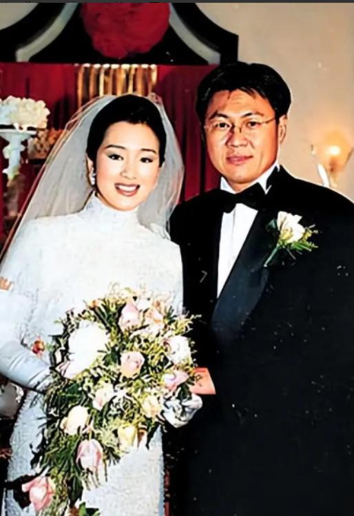 巩俐那碗备孕的中药，没有熬出孩子，却熬出了前夫黄和祥捅出的财务窟窿。
 
你以为