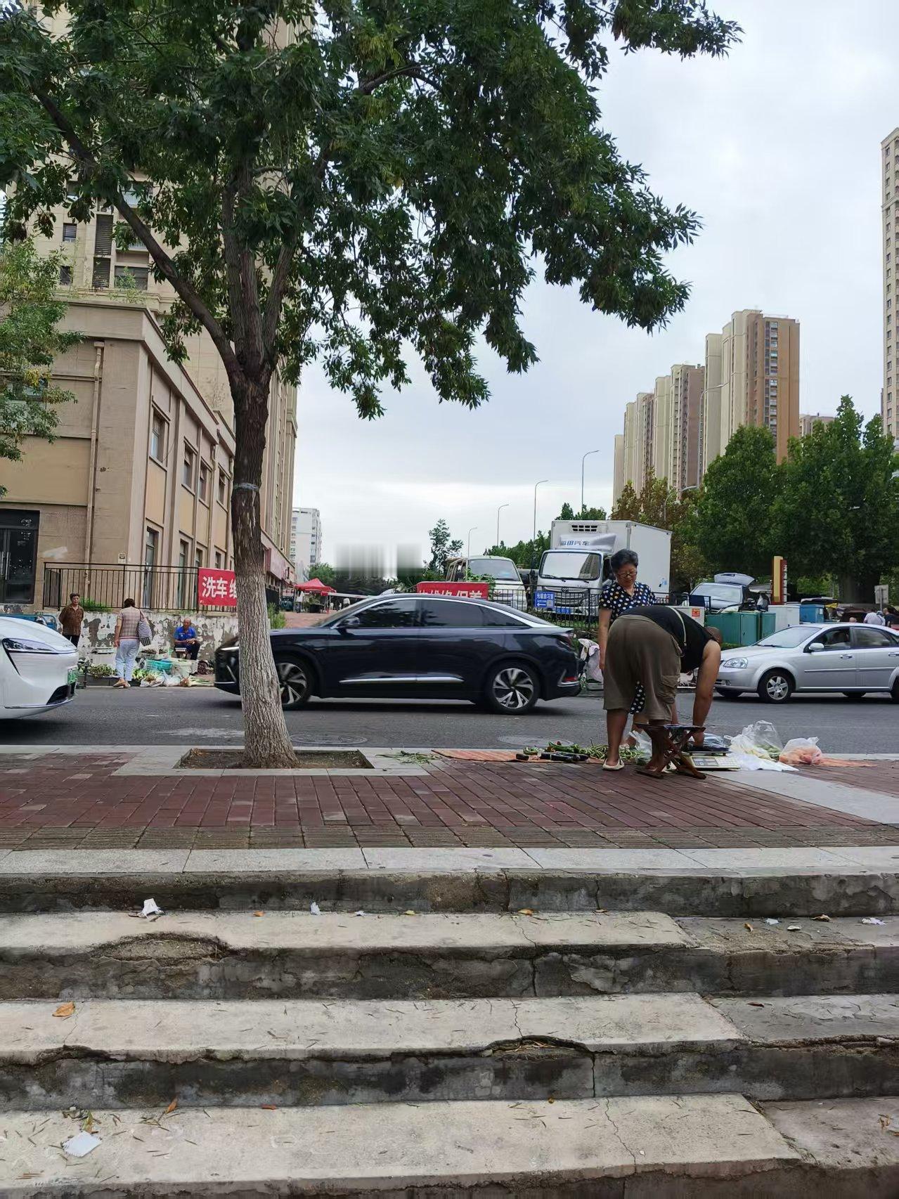 青岛的天气今天真爽!
   七点半了，去早市溜一圈，刚出门，感觉今天天气真爽，不