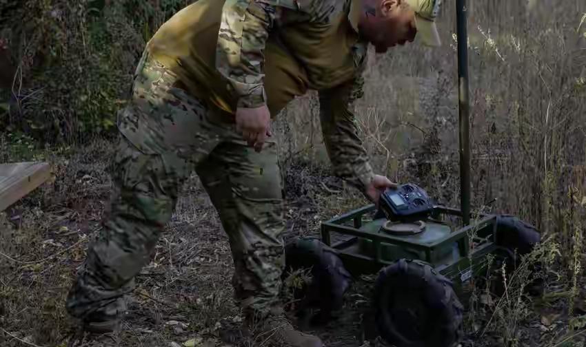 乌克兰总统泽伦斯基宣布，乌克兰军队创下战争史上首次由机器人部队攻占敌方阵地的纪录