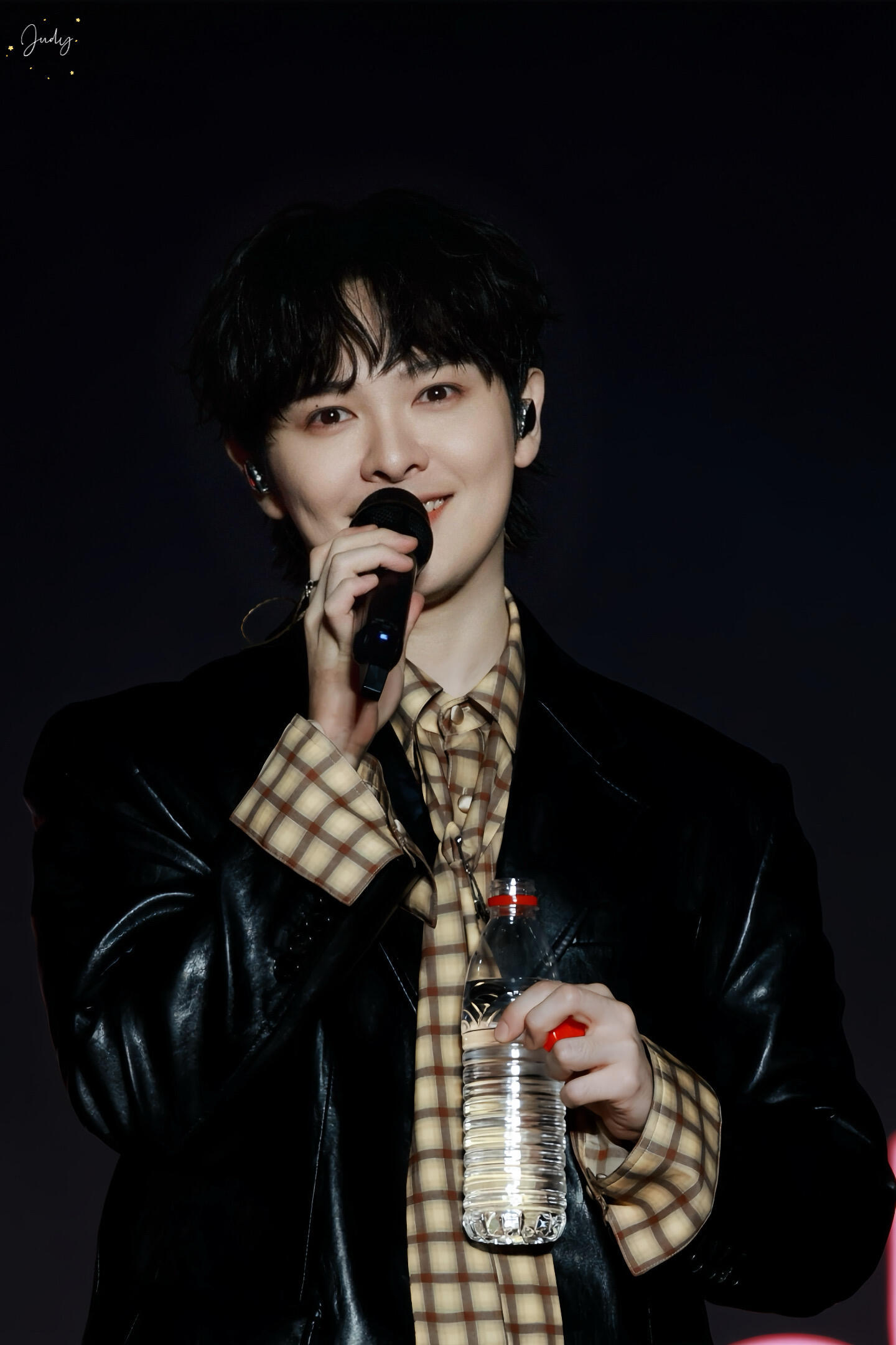尤长靖小狼尾造型灰西装搭配利落小狼尾，氛围感直接拉满✨尤长靖歌手舞台造型亮眼，坐